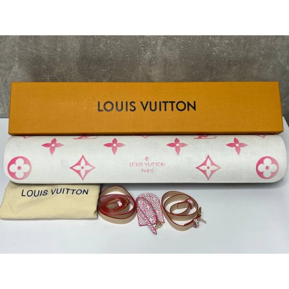 Коврик для йоги Louis Vuitton.