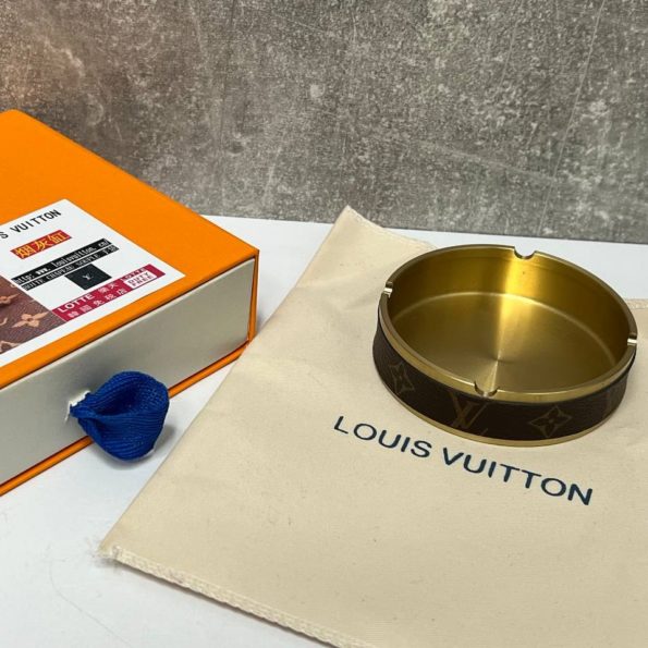 Пепельница Louis Vuitton.