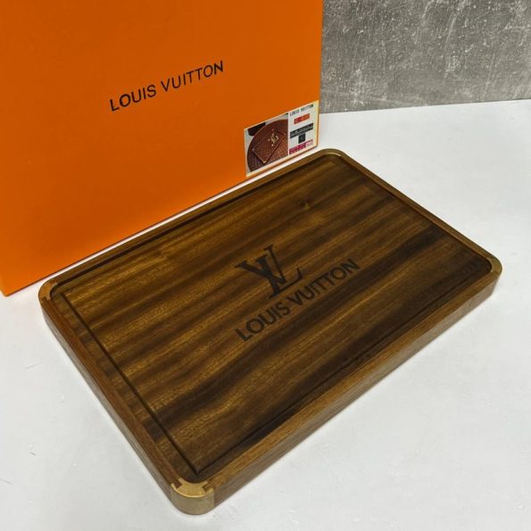 Поднос Louis Vuitton логотип.