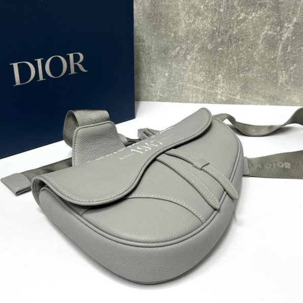 Сумка Седло Dior серый надпись.